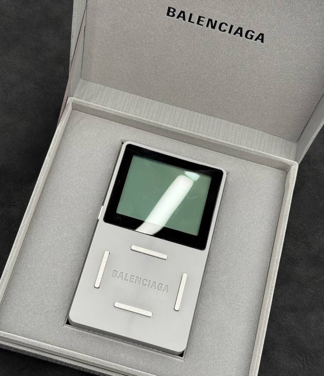 Balenciaga представила консоль со «змейкой» в честь года Змеи  