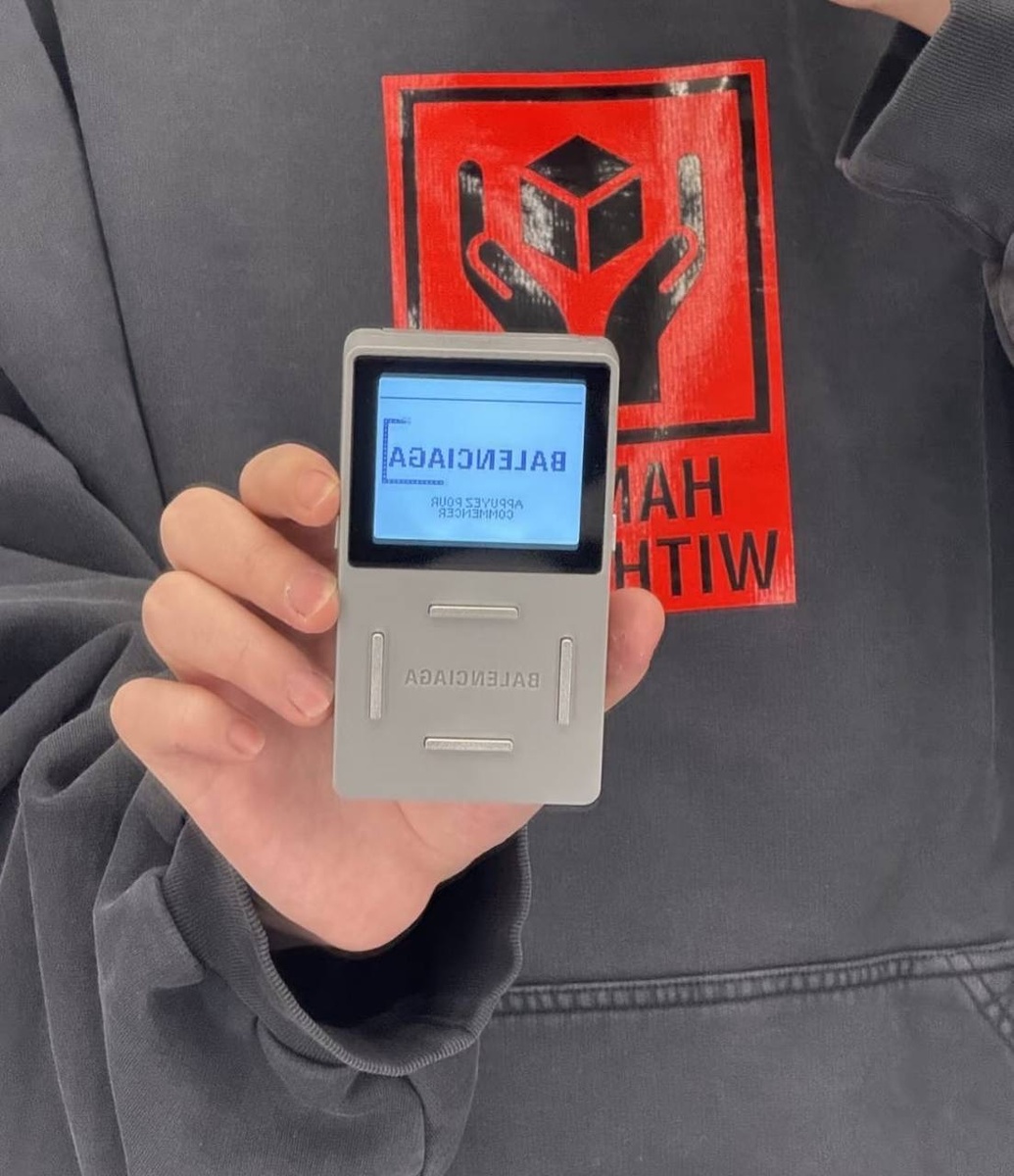 Balenciaga представила консоль со «змейкой» в честь года Змеи  