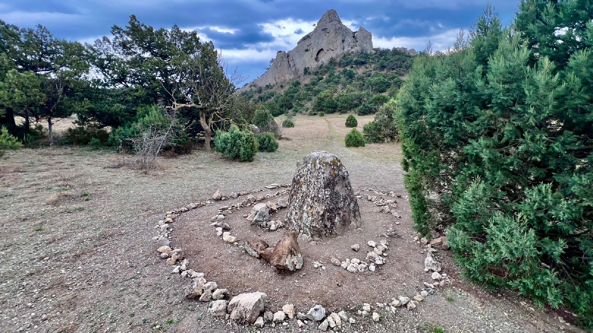 Менгир в Новом Свете недалеко от тропы Голицына