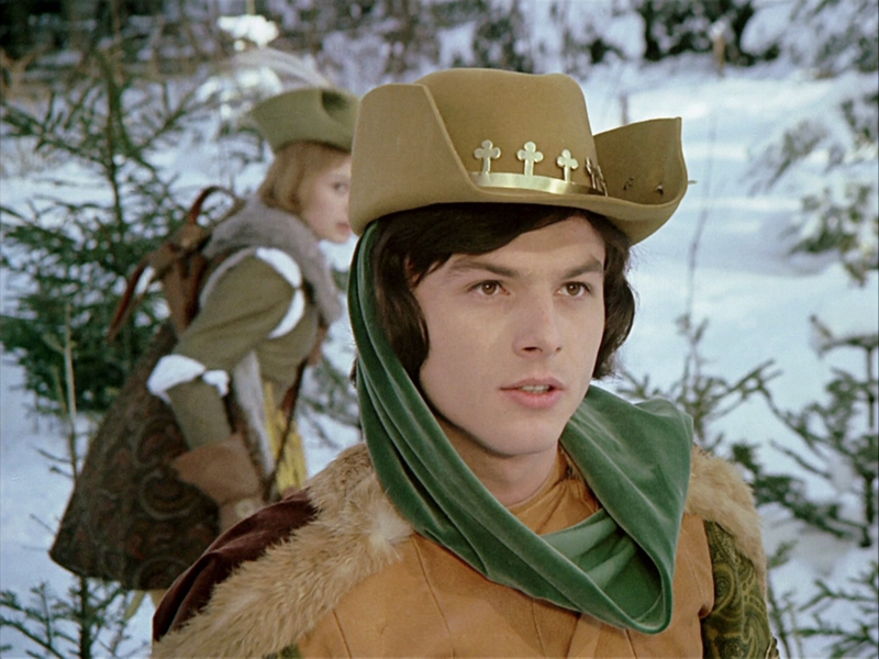 Кадр из фильма «Три орешка для Золушки», 1973 год. Принц в бежевой шапочке с зубчиками. 