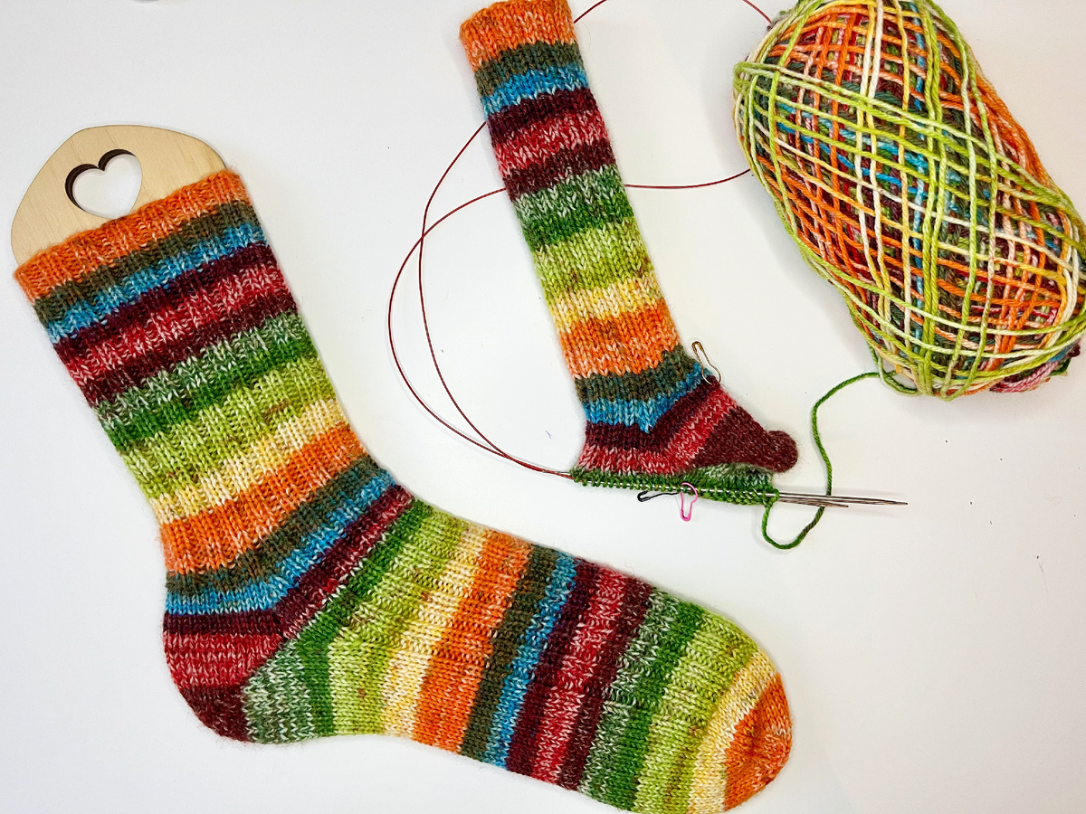 Носочки на 44 размер, уже закончены, сушатся и ждут итоговых фото