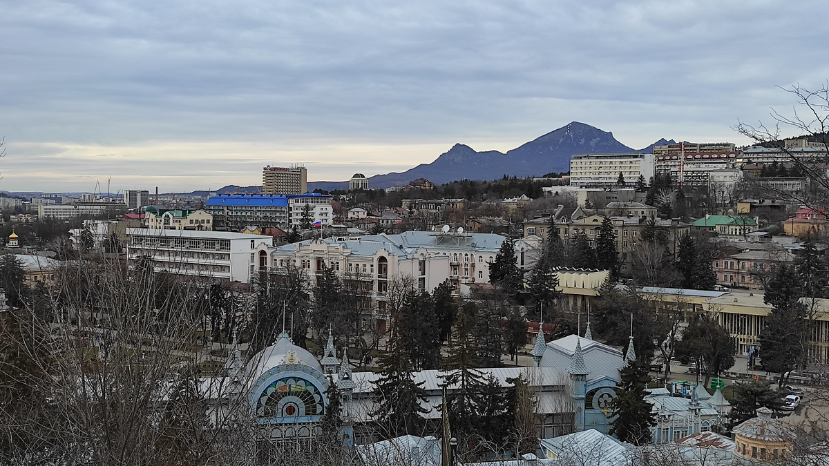 Лермонтовская галерея на фоне горы Бештау в Пятигорске. Фото: Кирилл Полиенко/Polienko: путешествуем вдвоём