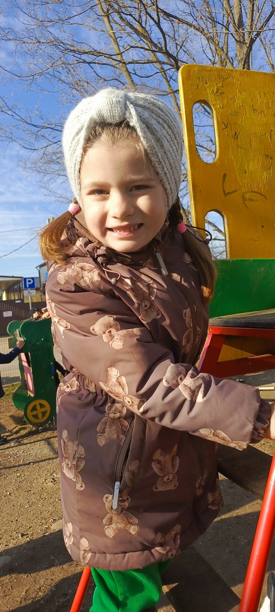 Это тепло оделись, прям жарко было. 