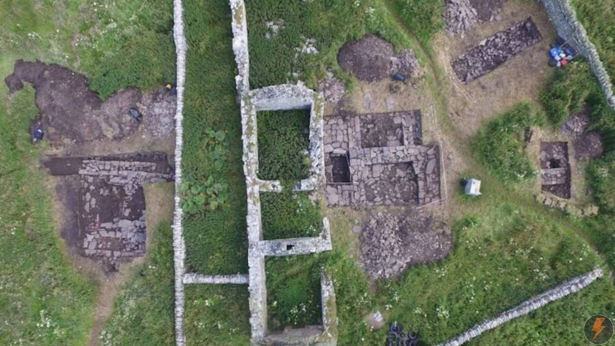 Археологи обнаружили этот питейный зал викингов на острове Оркни в Шотландии.