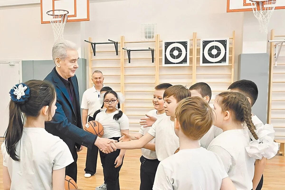    Сергей Собянин поздравил школьников с прошедшими праздниками и началом учёбы в новом современном корпусе.