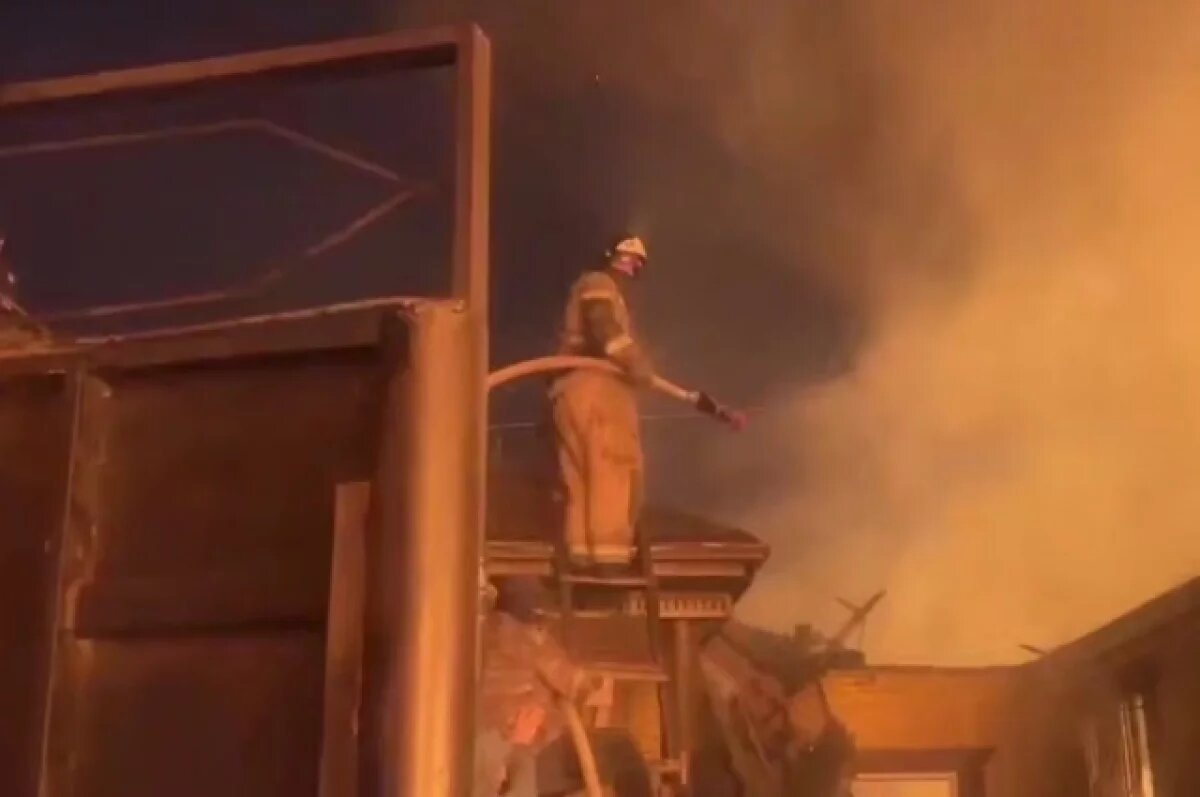    МЧС опубликовало кадры с места тушения крупного пожара в Дагестане