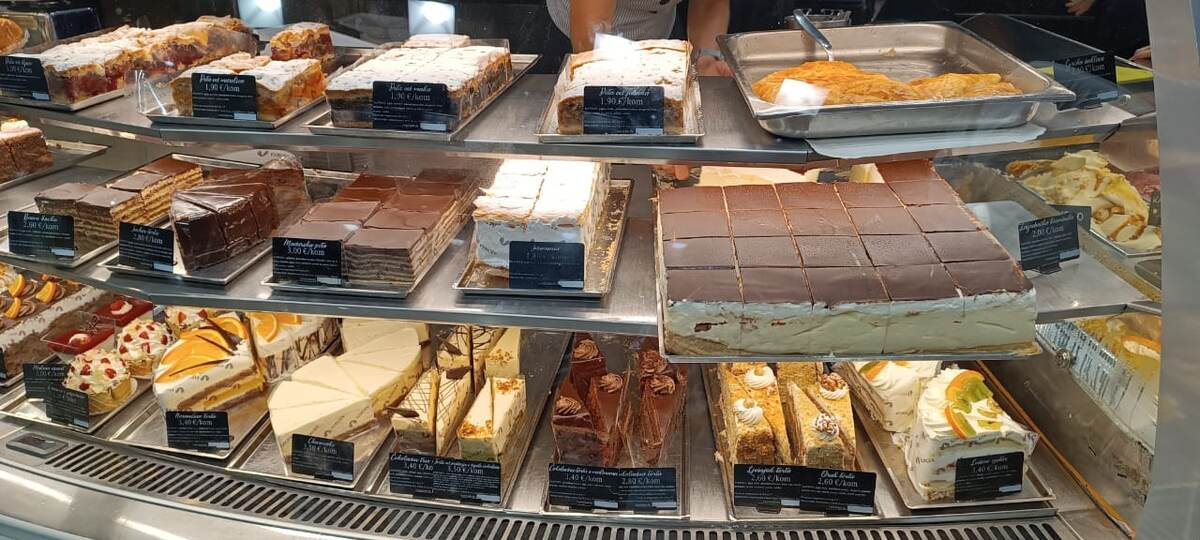 Одна из витрин в кондитерской. 