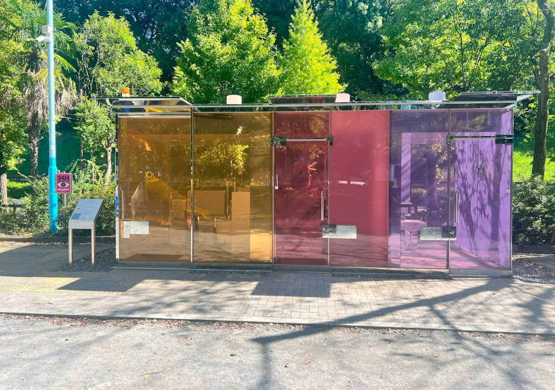 Слева стоит табличка, что ведется видеонаблюдение 24 часа