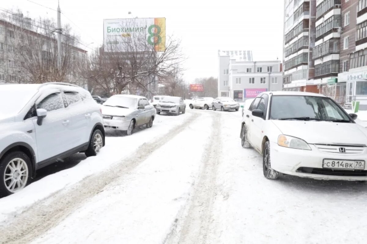    В Томске на улице Степана Разина эвакуируют автомобили из-за уборки снега