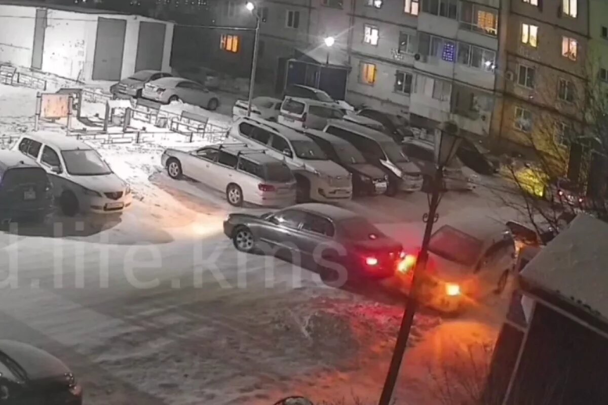    Комсомольчанин разбил два авто при выезде с парковки, его объявили в розыск