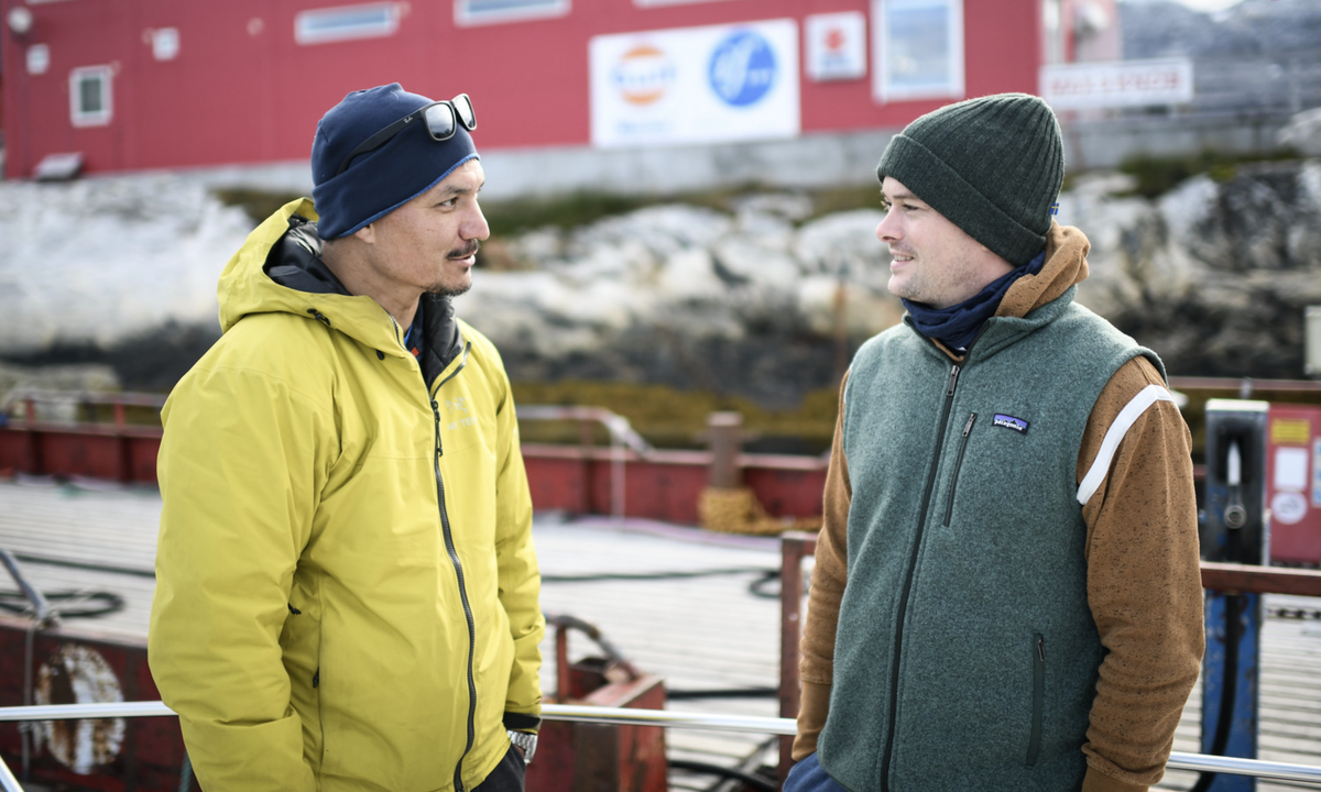 Интересно, обсуждают ли в гренландских доках, куда плыть острову?