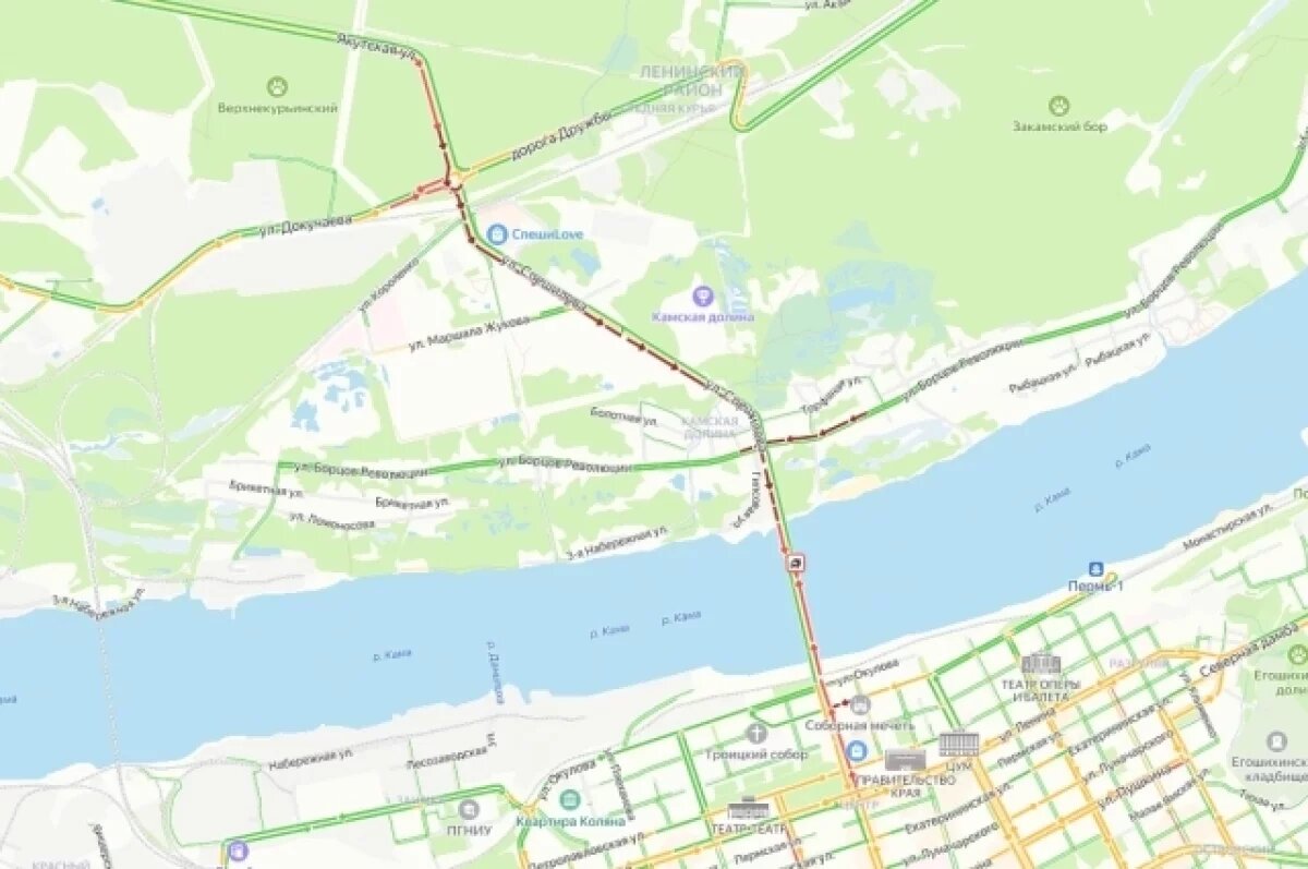    В Перми ДТП парализовало движение по Коммунальному мосту