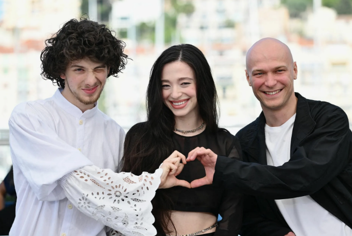 Актер Марк Эйдельштейн, актриса Майки Мэдисон и Юрий Борисов во время фотосессии для фильма "Анора" на 77-м Каннском кинофестивале