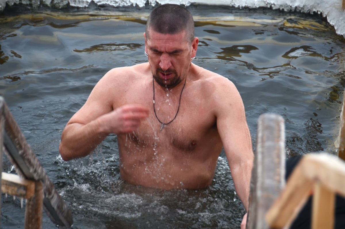 По мнению врача, разовые окунания в прорубь пользу организму не принесут.  Фото: ФедералПресс / Татьяна Буторина