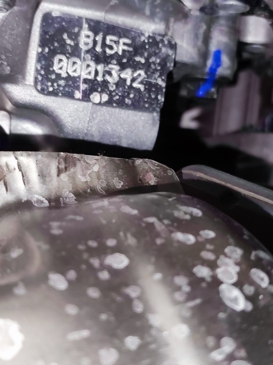 Прямоугольная металлическая площадка верхняя строка модель двигателя ,нижняя строчка это номер двигателя.