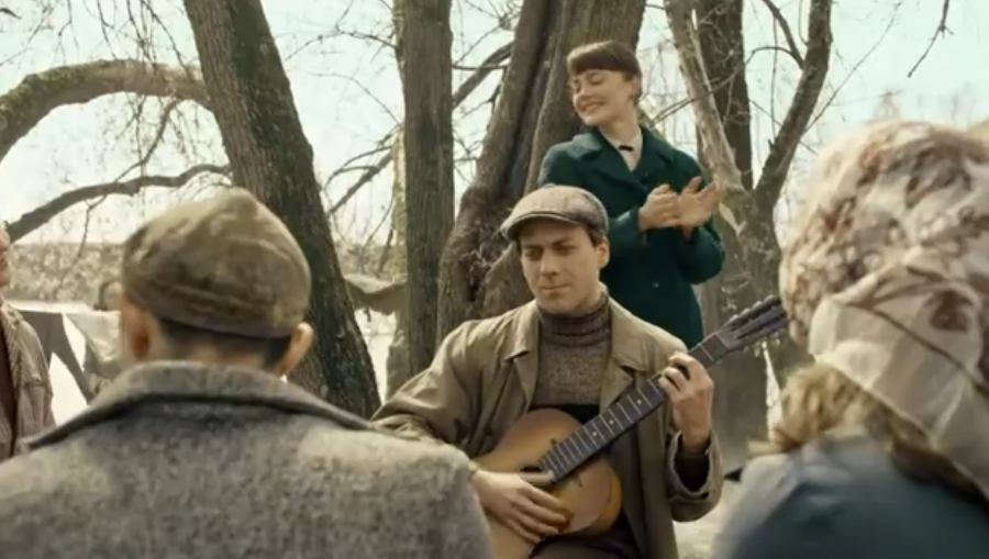 Борис поёт "Электричку". Скрин из сериала. 