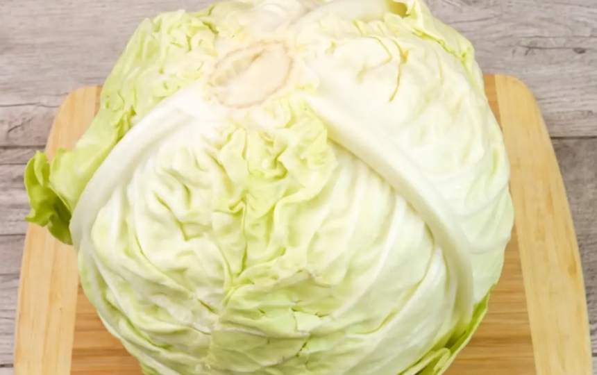 Представляю вам "революционный" способ разделки капусты, который позволит легко и быстро отделять листья, словно тонкие листы бумаги.