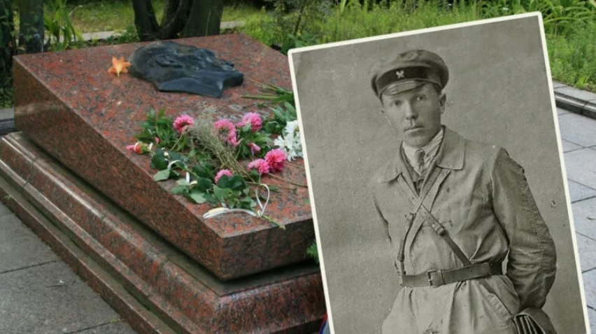 Фото Николая Кузнецова н фоне его могилы в городе Львове. /из доступных источников Яндекс.Картинки/