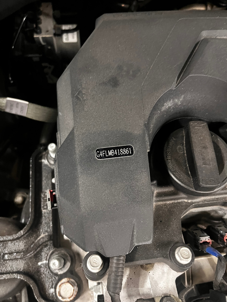 Находится возле маслозаливной горловины первые 4 цифры модель двигателя,остальное номер.