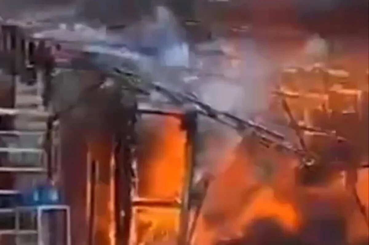    Мощный пожар уничтожил кафе на авторынке в Находке