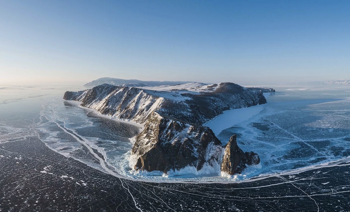 Один из самых больших островов Байкала, Ольхон славится своей живописной природой и традициями местных жителей. Здесь находятся священные камни, такие как Шаман-камень, и множество туристических маршрутов.