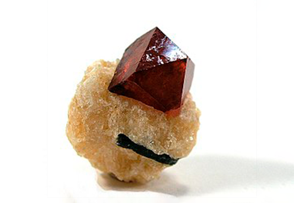 Именно благодаря особому строению кристаллической решетки, многие минералы образуют кристаллы таких вот причудливых форм. Это, кстати, все тот же циркон. Конечно, микроискажения от взаимодействия с человеком не будут видны. Однако, бывали случаи, когда при контакте с человеком, камень лопался из-за возникающего внутреннего напряжения. Так бывает, когда человек берет в работу камень как помощника в трансформации, но внутренне, при этом, сопротивляется изменениям. Да, бывает и так... (фото с сайта https://en.wikipedia.org)