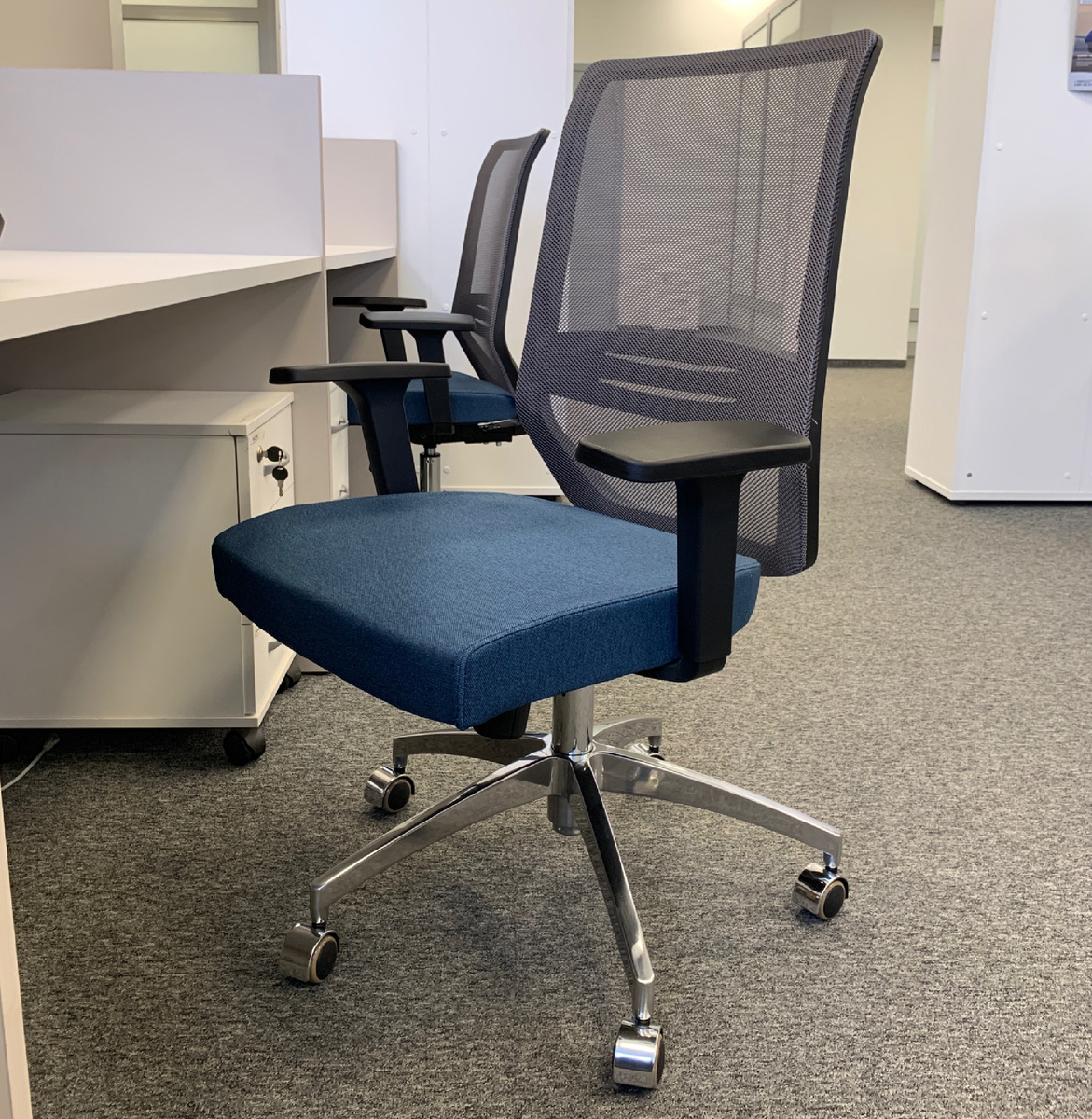 Это обычный офисный стул, он же офисное кресло. Таких миллионы по всему миру. Но кто бы мог подумать, что именно это кресло совершит убийство?!