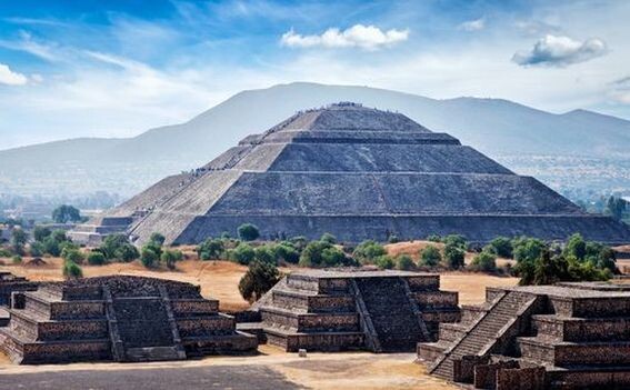 Пирами́да Со́лнца - крупнейшая постройка города Теотиуакан и одна из самых крупных в Мезоамерике. Ее возвели майя еще за 1300 лет до посещенияАмерики Колумбом