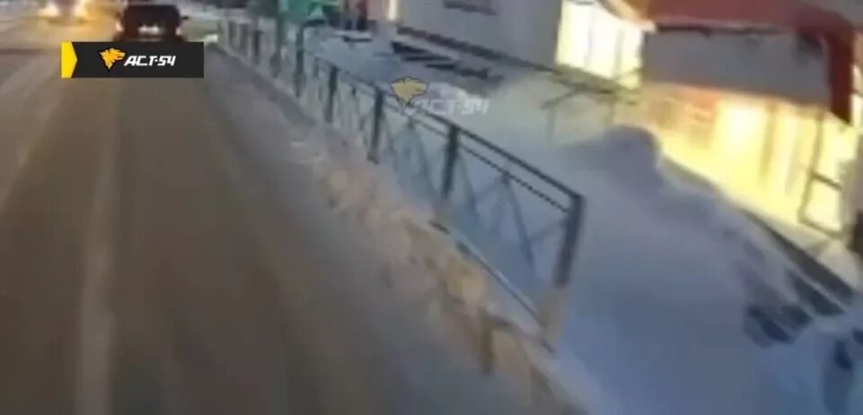    Обвалился козырек в Толмачево. Источник: КАдр из видео