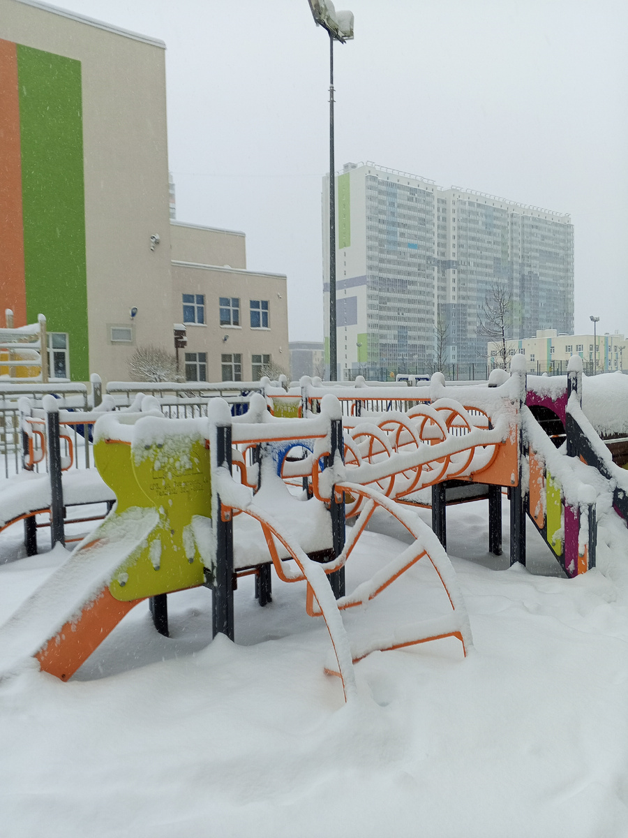 12 января 2025 г. Очень интенсивный снег. Наш ЖК снова в снежном плену❄️⛄