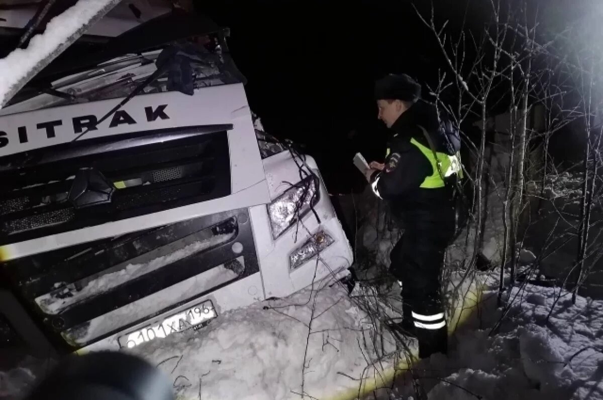    Женщина вылетела из кабины грузовика в ДТП под Серовом