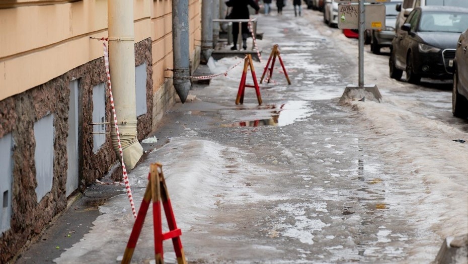    Тротуар в Адмиралтейском районе Петербурга в оттепель. Автор фото: Ермохин Сергей/"ДП"