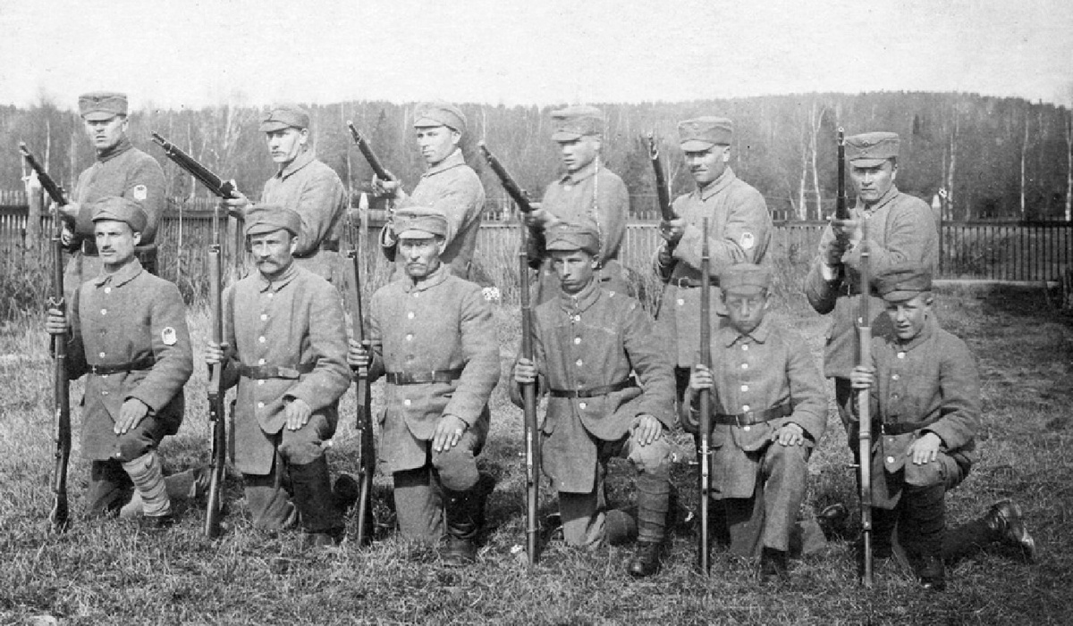 Уроженцы Ноормаркку из полка Пори фотографируются на окраине родного поселка в день его перехода под контроль "белых". Финляндия, Сатакунта, 12 апреля 1918 года.