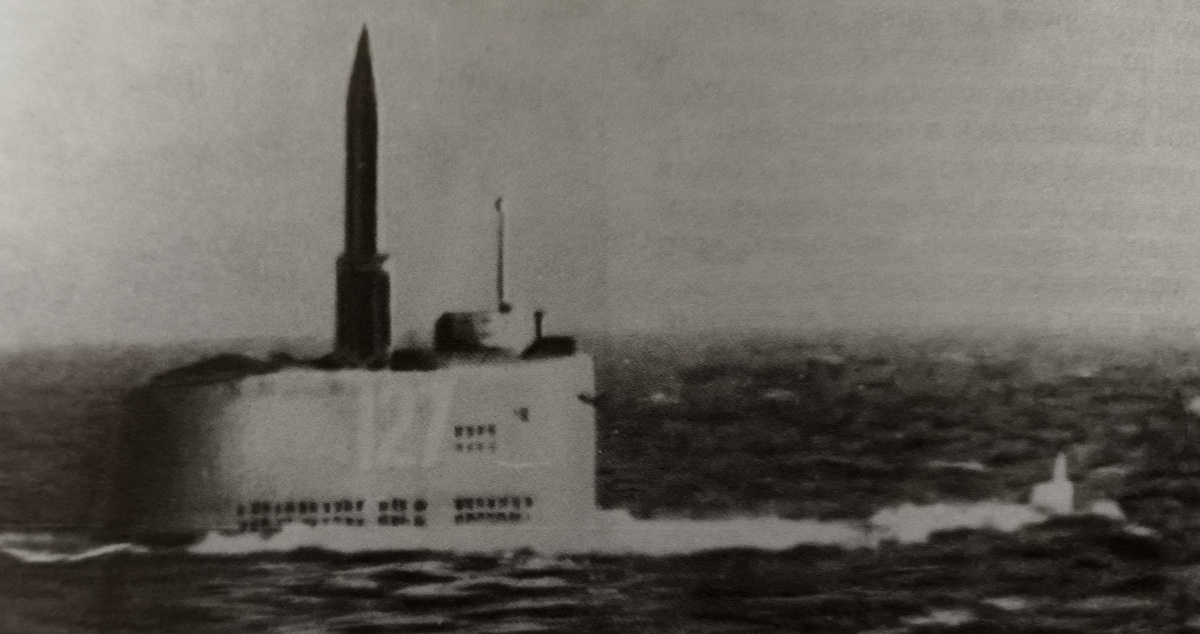 Баллистическая ракета Р-13 комплекса Д-2 на пусковом столе - Б-92 проекта 629, 1959 год