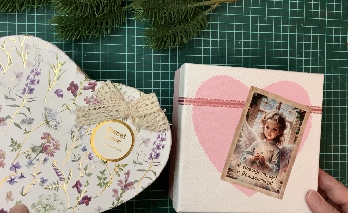 Храним елочные игрушки в непрозрачных коробках.