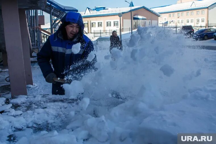 Жители Ямала борются со снегом. Фото: Илья Московец © URA.RU