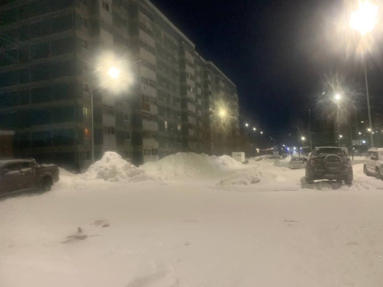 Нечищеная парковка в микрорайоне Восточный города Новый Уренгой. Фото: telegram-канал «Обращения ЯНАО»