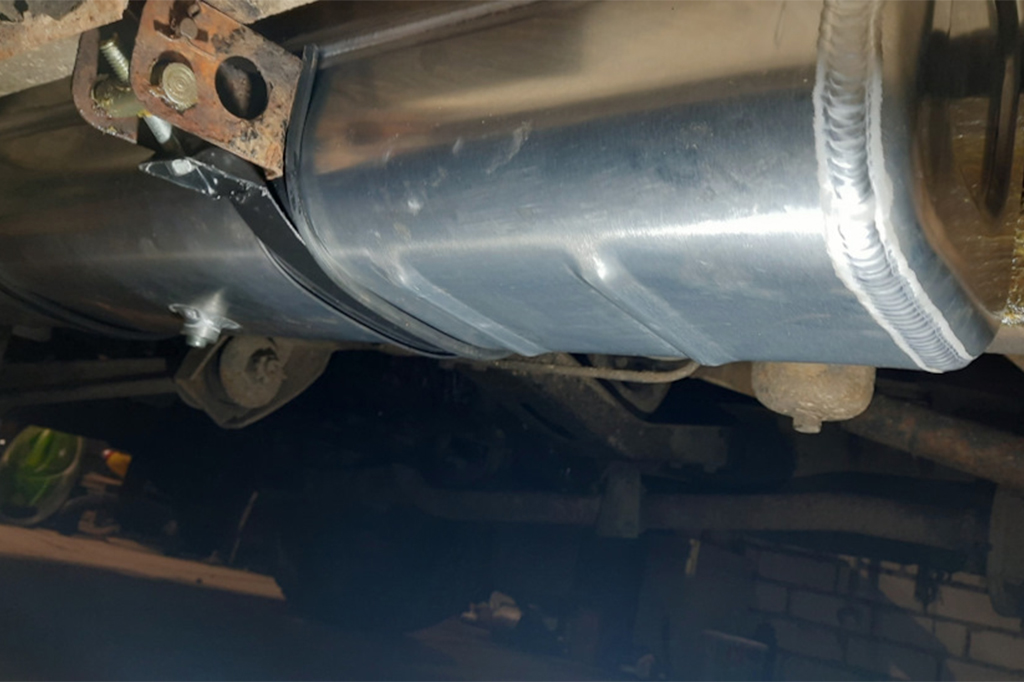 Алюминиевый топливный бак компании БАКОР для автомобилей УАЗ-469, УАЗ Хантер и УАЗ-3151: демонстрация фигурных выдавок для надежной фиксации и заводских отверстий для подключения штатных комплектующих