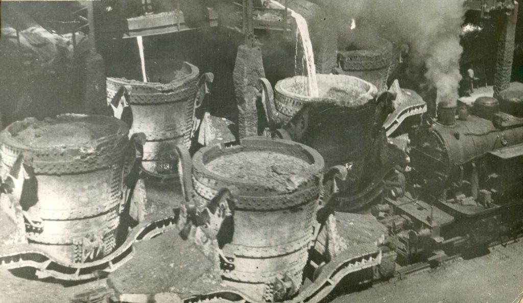 Выпуск чугуна с доменной печи, после чего металл отправится в мартеновскую печь, для получения стали.