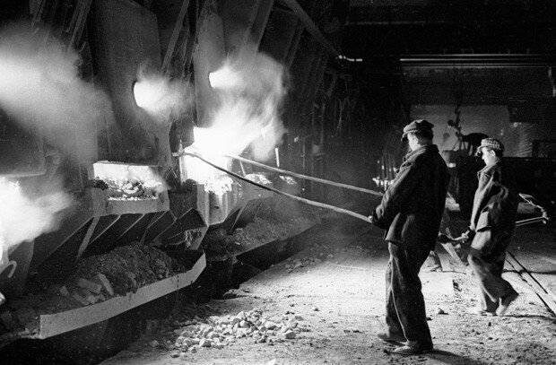 А это мартеновская печь в которй из чугуна производят сталь.