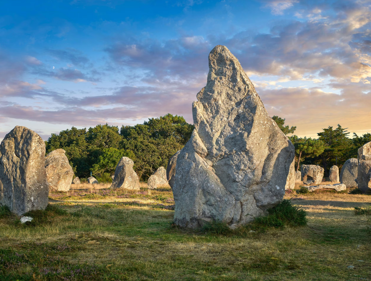 Карнак известен как место захоронения более 10 000 неолитических стоячих камней примерно 2100-1500 гг. до н.э., также известных как менгиры. Камни были высечены из местной породы и возведены докельтским народом Бретани. Никто точно не знает, почему; Одна из теорий заключается в том, что сменяющие друг друга поколения посещали это место, чтобы воздвигнуть камень в честь своих предков.
