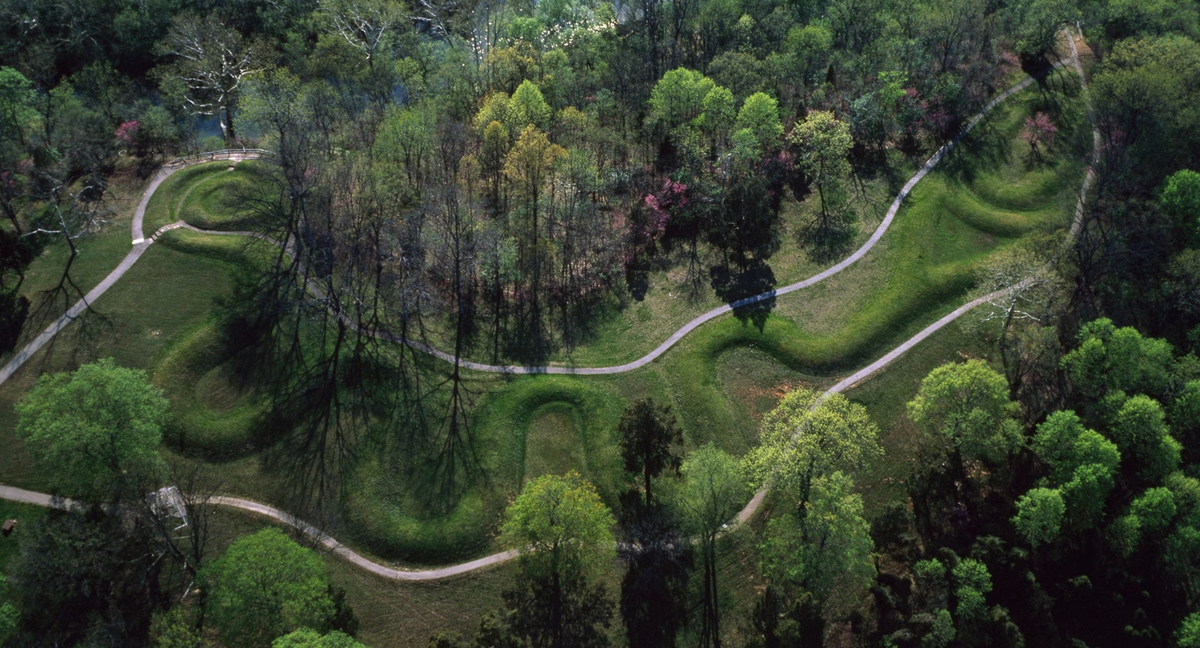 Археологи считают, что этот курган длиной в четверть мили был создан индейцами культуры Форт Древняя для ритуального использования от 13 до 30 веков назад. Овал может быть яйцом или собственной открытой пастью змеи.