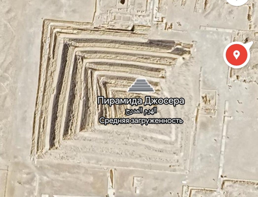 Вид пирамиды Джосера сверху, виден "авторский" подход рестовраторов 