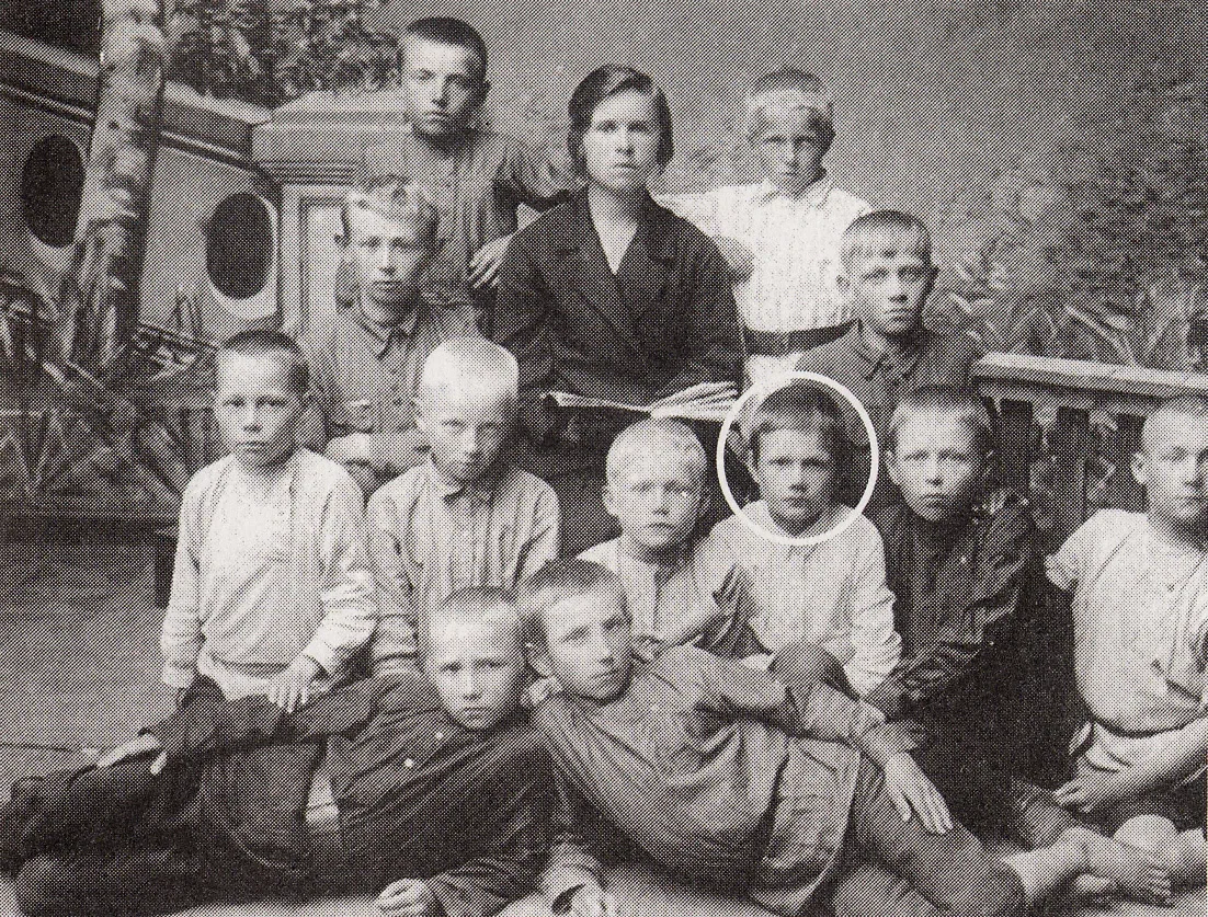 Маленький Пуговкин с мамой и родными. Источник фото: https://izovol36.ru/akter-pugovkin-biografija-lichnaja-zhizn/