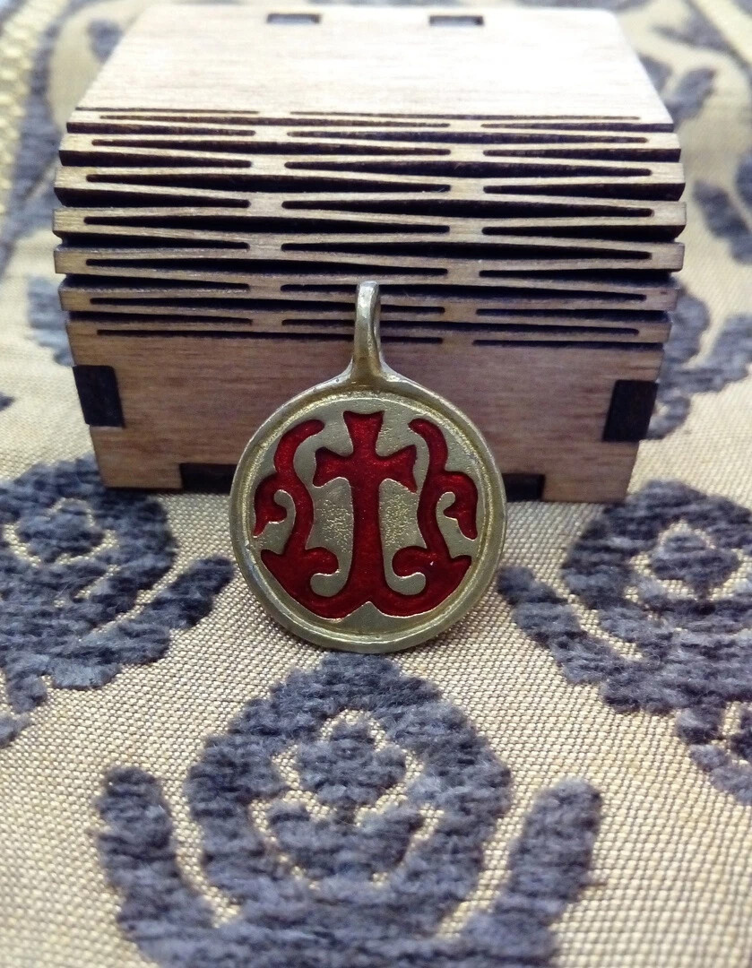 Подвеска с изображением процветшего креста из ассортимента магазина Артельный Ряд