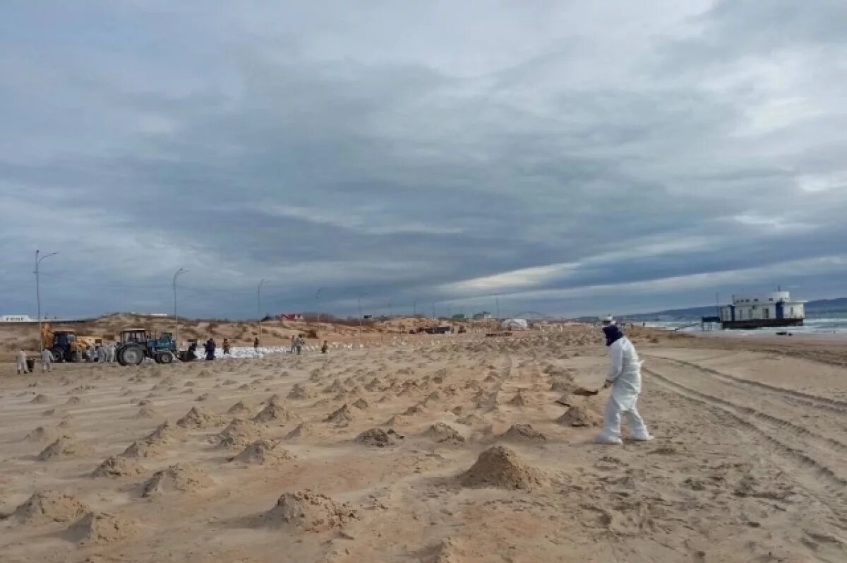    Сильный ветер и волны выбрасывают из моря новые небольшие ошмётки мазута на береговую линию