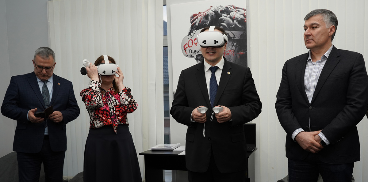 В VR-пространстве квест-игрой заинтересовались и почётные гости во главе с мэром Маратом Урусовым. Фото Милады БОЮНСУЗОВОЙ.