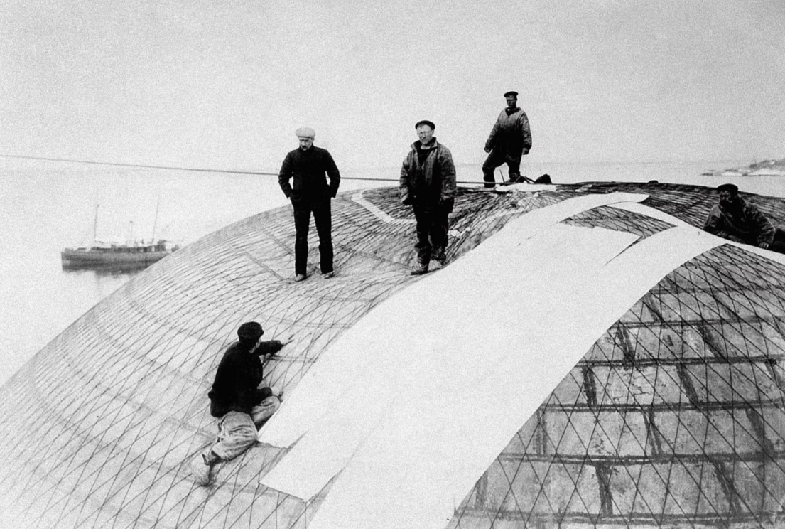 Рабочие рассматривают ткань воздушного шара Андре на Дансёйе, или Датском острове.