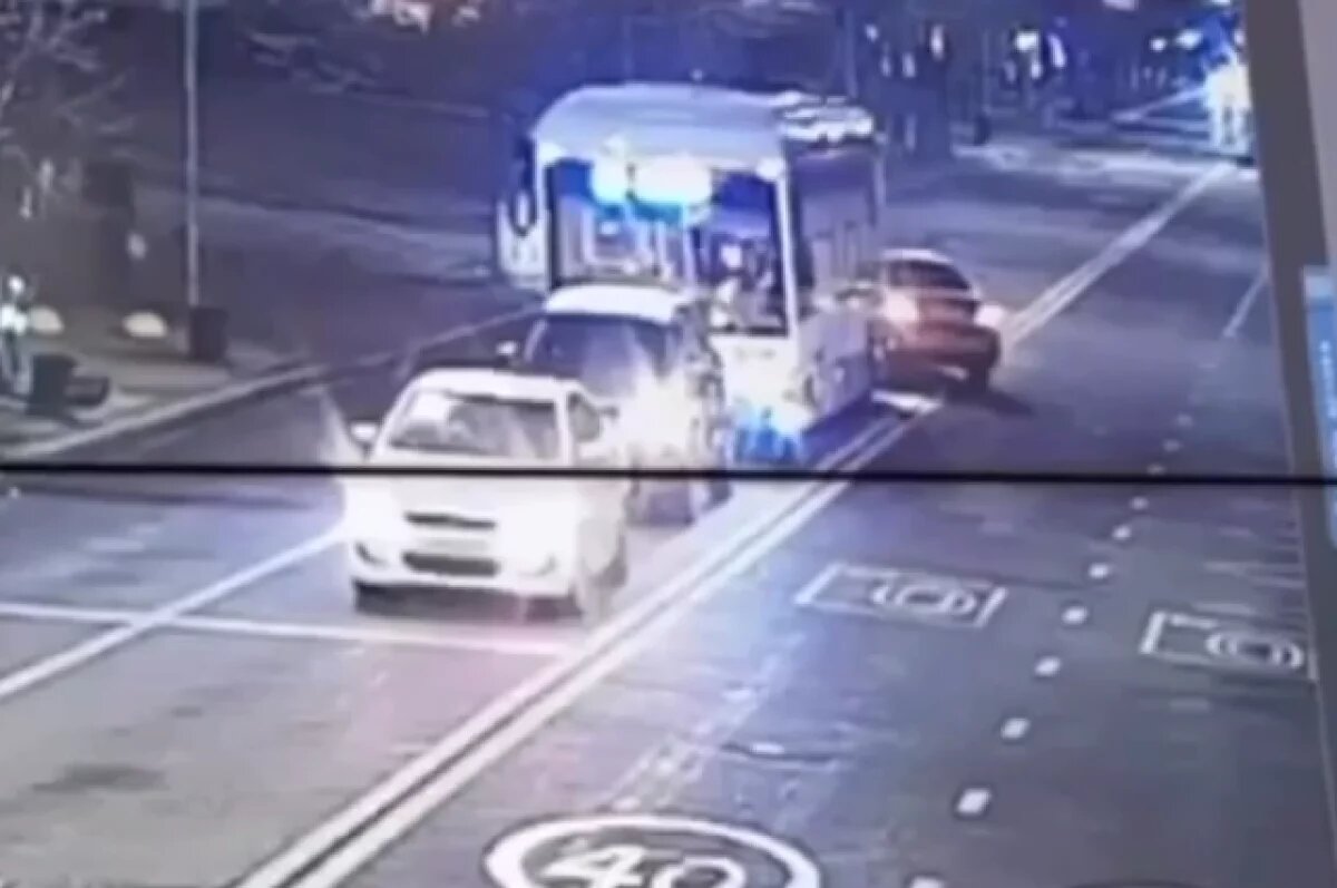    В Краснодаре в ДТП с автобусом загорелась иномарка