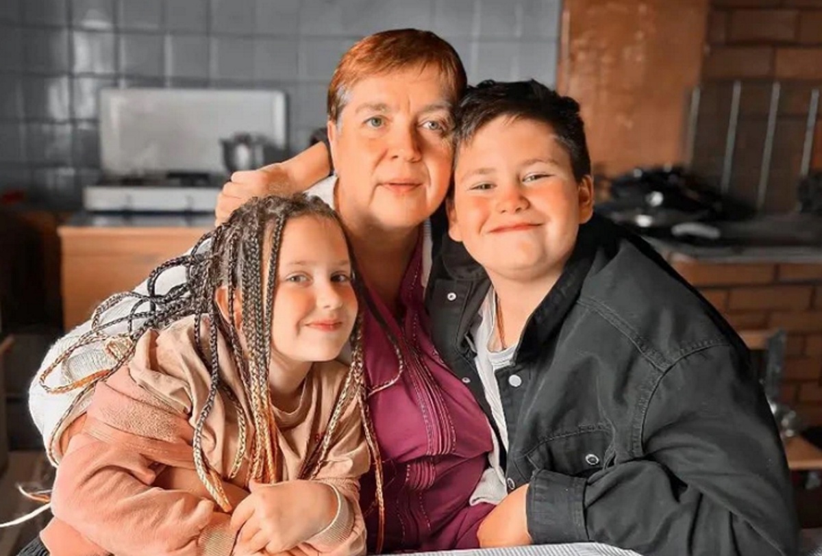 Нонна Муцениеце с внуком Тимофеем и внучкой Мией. Фото: соцсети